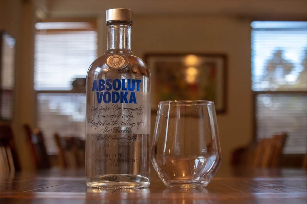 absolut vodka s pohárom