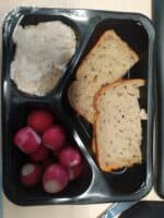 Raňajky fit plus zdrave stravovanie - nátierka s chlebom a reďkovkami