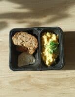 Raňajky fit plus zdrave stravovanie - vajíčka, chlieb a zeler